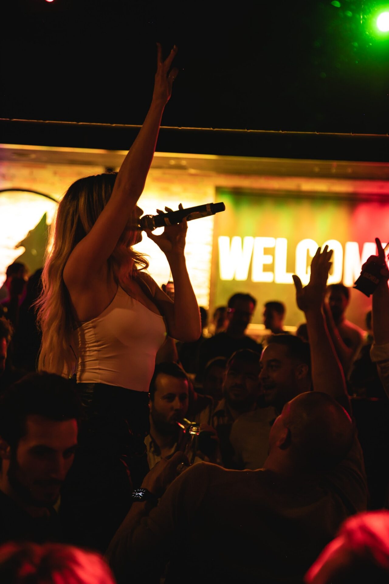 Guest singing along with the crowd during Chicago Happy Hour at Howl at the Moon.