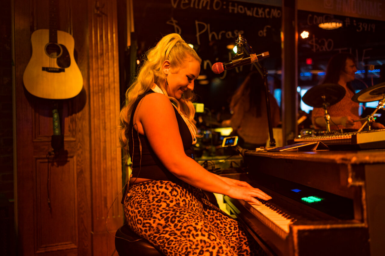 Live piano entertainer performing during Kansas City Happy Hour at Howl at the Moon.